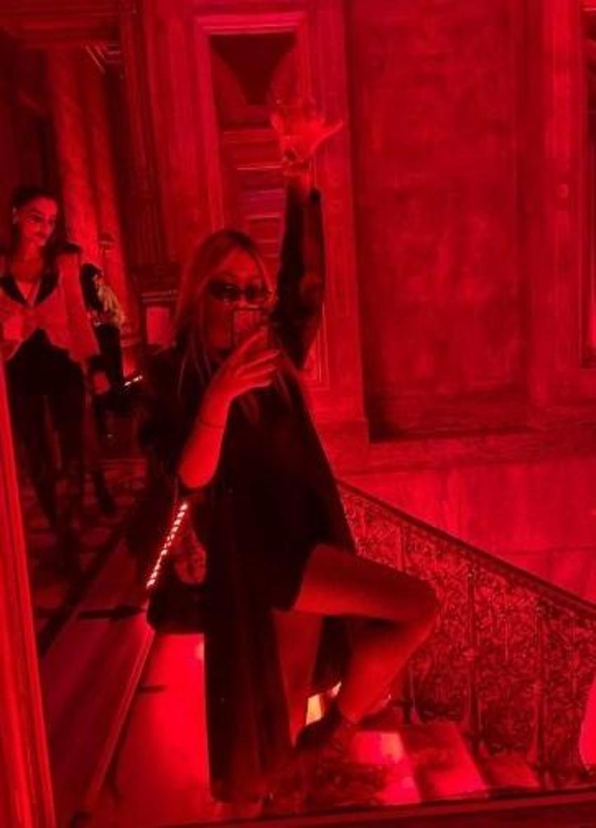 Yasmin Erbil 'Matrix' pozuyla gündemde!