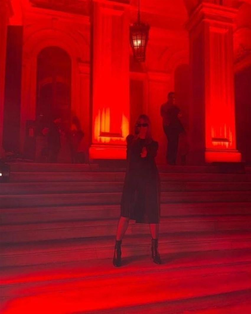 Yasmin Erbil 'Matrix' pozuyla gündemde!