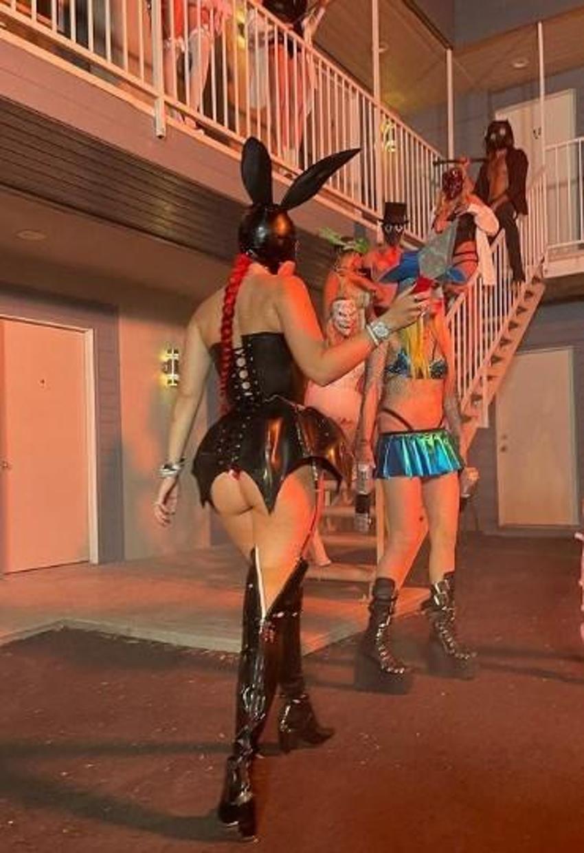 Bella Thorne'den Cadılar Bayramı pozu!