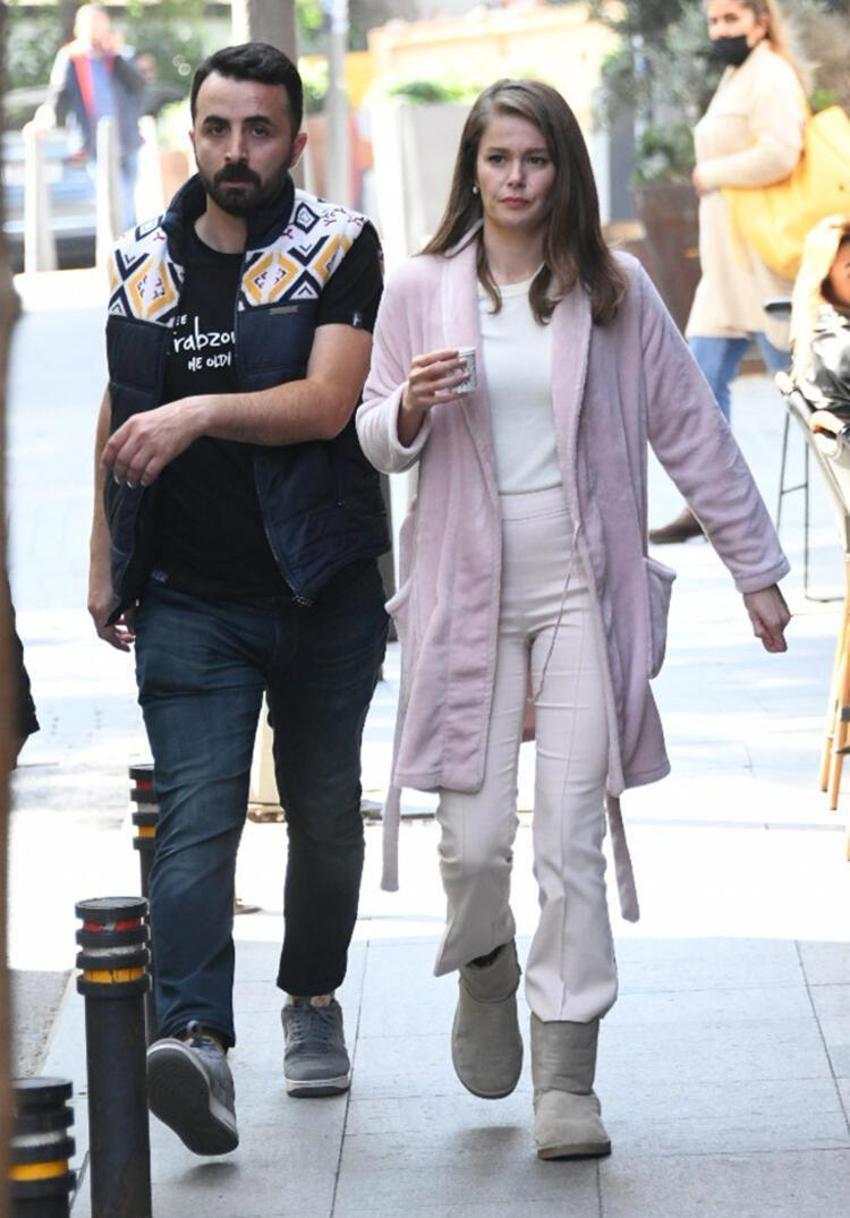 Burcu Biricik bornozlu stiliyle dikkat çekti