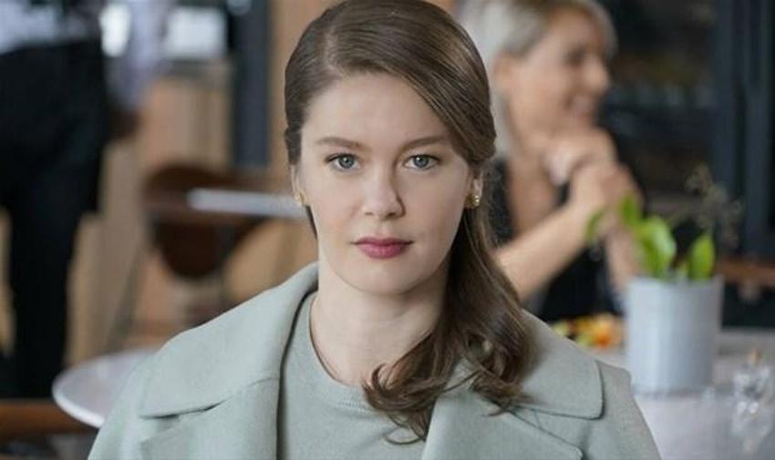 Burcu Biricik bornozlu stiliyle dikkat çekti