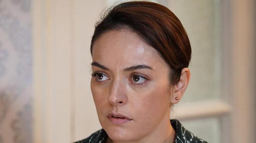 Ezgi Mola: Biraz besleyip sokağa atmışlar