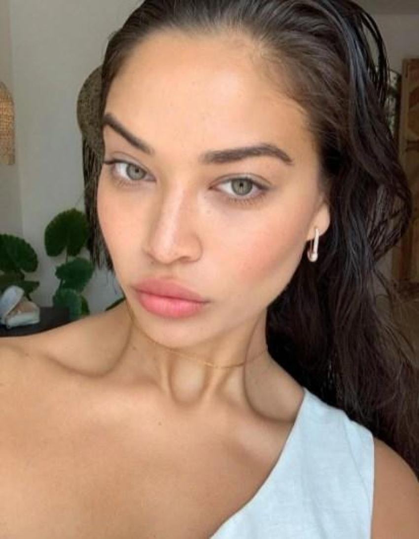 Shanina Shaik duş sonrası ıslak ıslak poz verdi!
