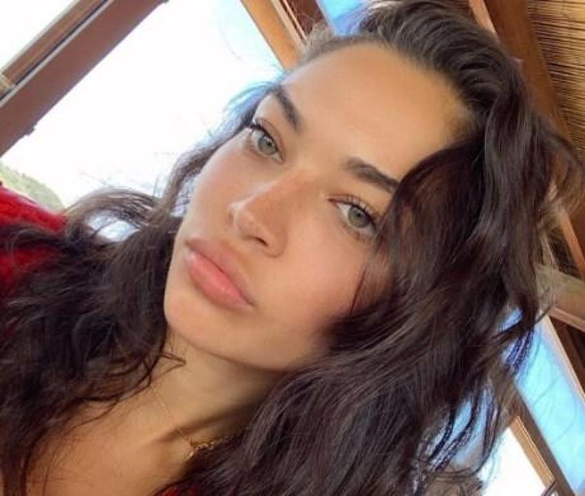 Shanina Shaik duş sonrası ıslak ıslak poz verdi!