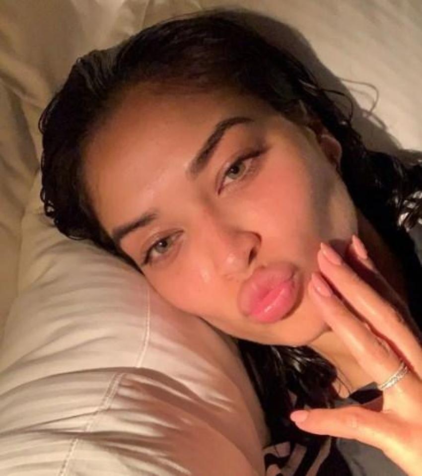 Shanina Shaik duş sonrası ıslak ıslak poz verdi!