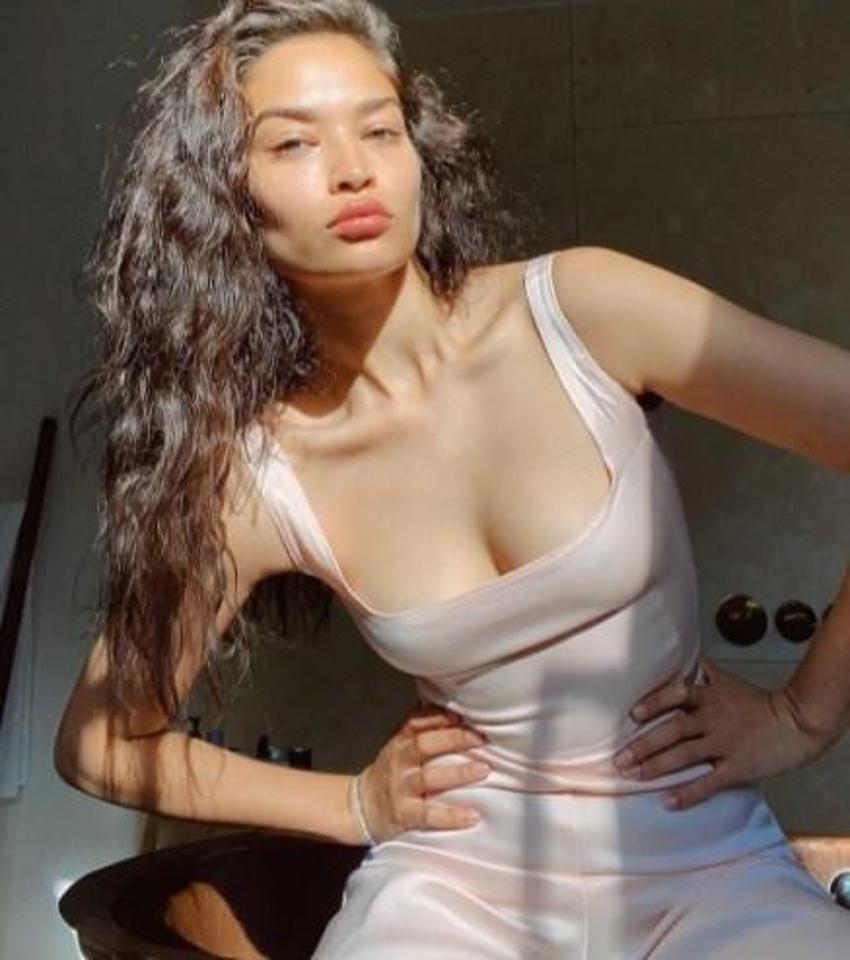 Shanina Shaik duş sonrası ıslak ıslak poz verdi!