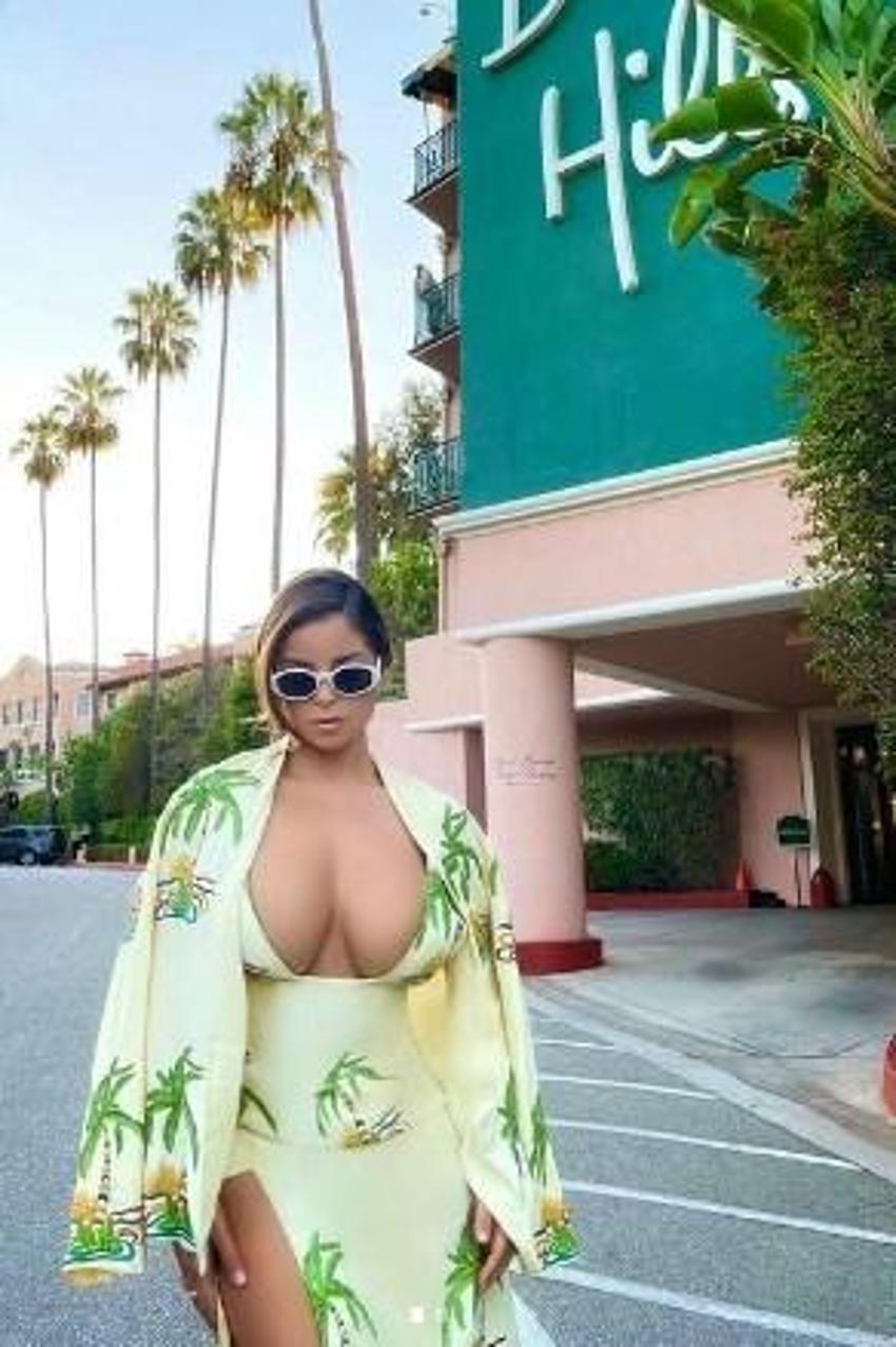 Demi Rose'un düğmeleri kavuşmadı!