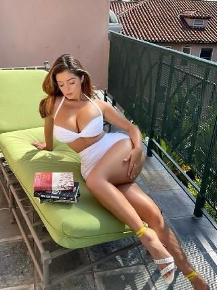 Demi Rose'un düğmeleri kavuşmadı!