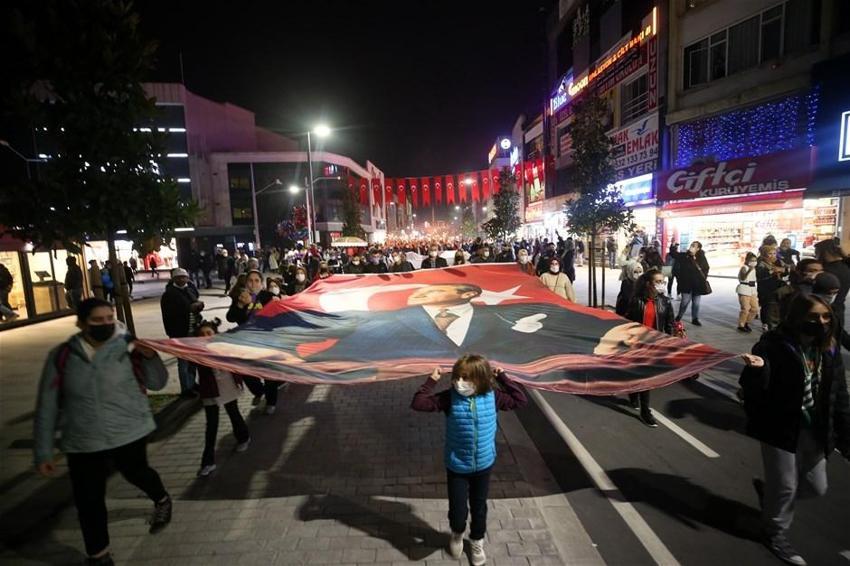 Türkiye tek yürek oldu! 29 Ekim Cumhuriyet Bayramı fener alayı...