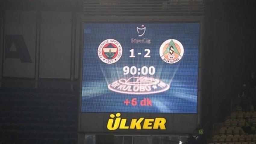 Fenerbahçe - Alanyaspor maçı sonrası tribünler karıştı! İsyan bayrağı açıldı, 'Yönetim istifa' sesleri...