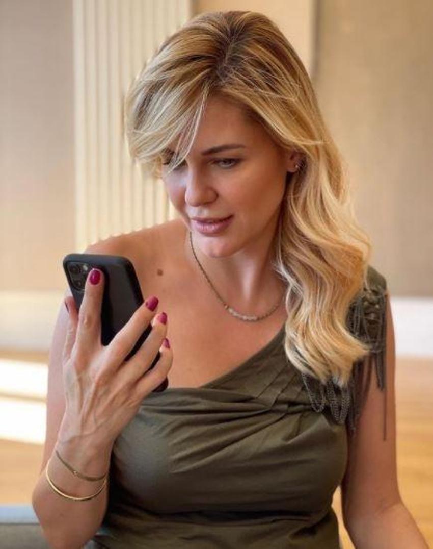 Emine Ün'ün kardeşi Duygu güzelliğiyle büyüledi!