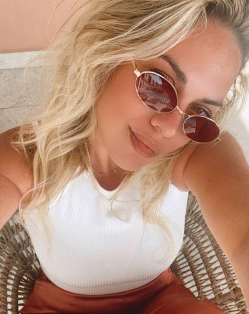 Emine Ün'ün kardeşi Duygu güzelliğiyle büyüledi!