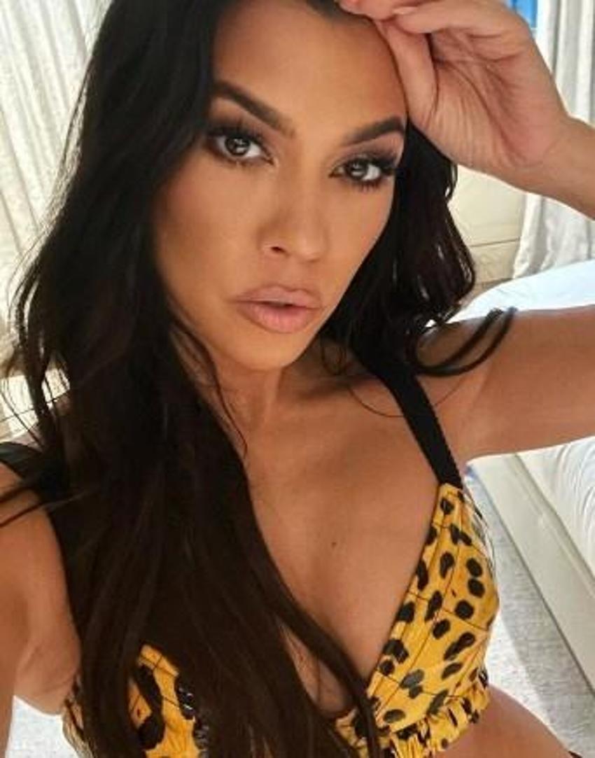 Kourtney Kardashian'dan yatak odasından kelepçeli paylaşım!