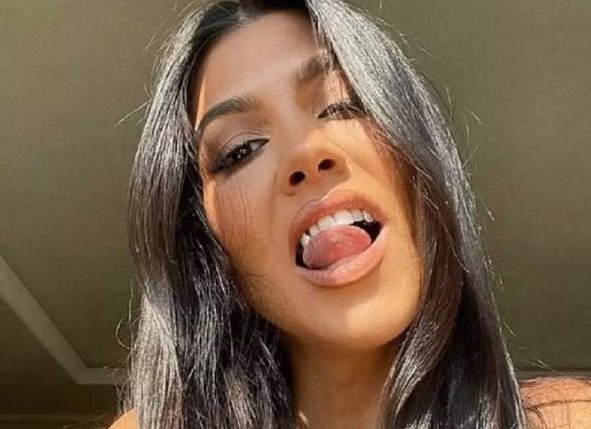 Kourtney Kardashian'dan yatak odasından kelepçeli paylaşım!