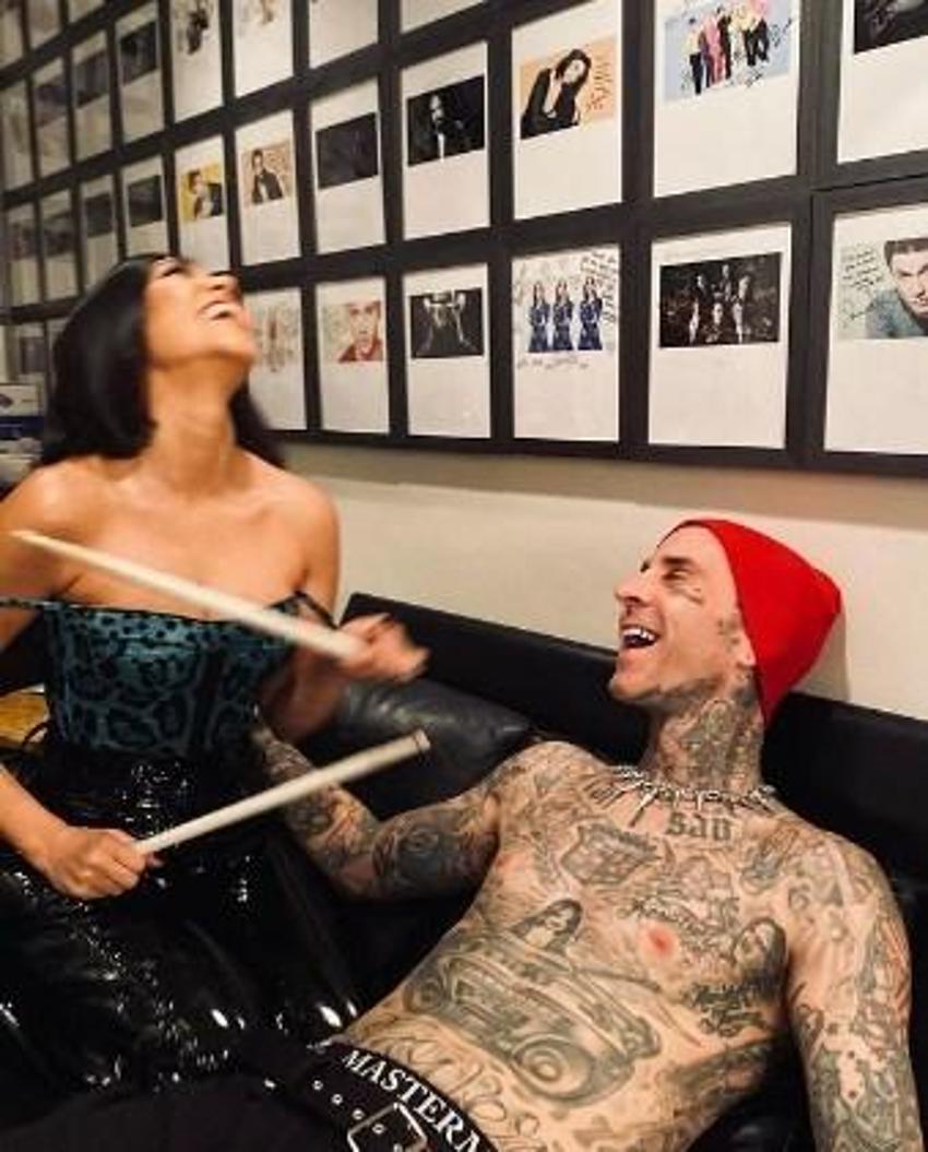 Kourtney Kardashian'dan yatak odasından kelepçeli paylaşım!