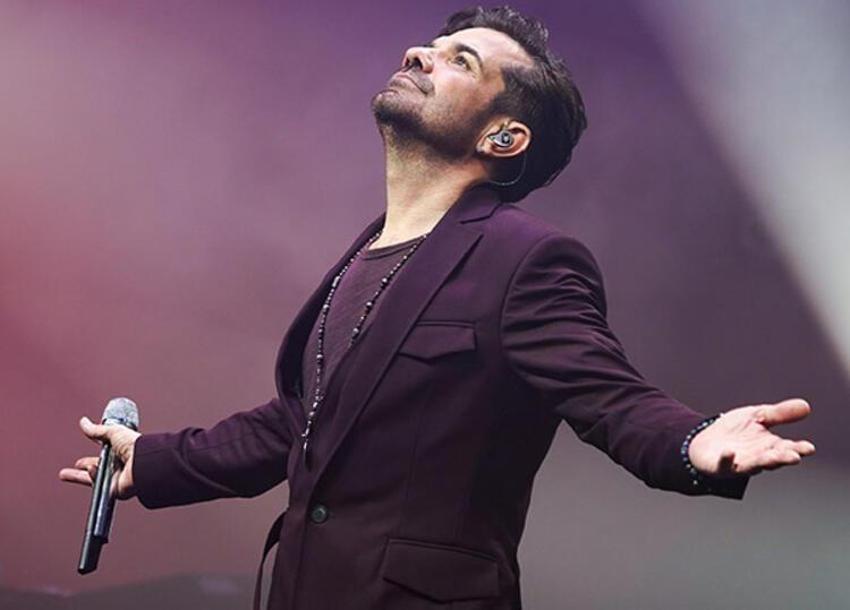 Kenan Doğulu şarkı söylerken Beren Saat sahneye çıktı! Görüntüler olay yarattı