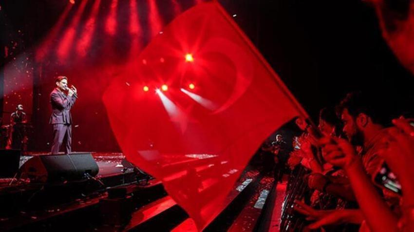 Kenan Doğulu şarkı söylerken Beren Saat sahneye çıktı! Görüntüler olay yarattı