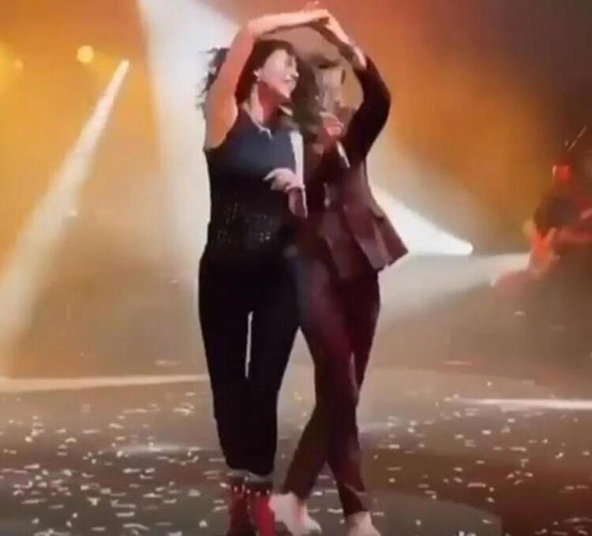 Kenan Doğulu şarkı söylerken Beren Saat sahneye çıktı! Görüntüler olay yarattı