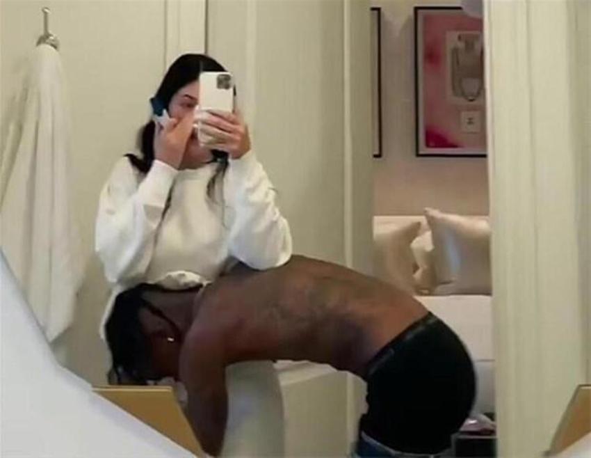 Kylie Jenner'dan hamilelik pozu!