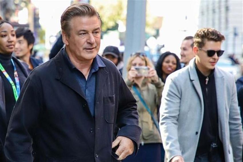 Alec Baldwin film setinde nasıl katil oldu? Kan donduran iddia: Silahı değiştirildi...