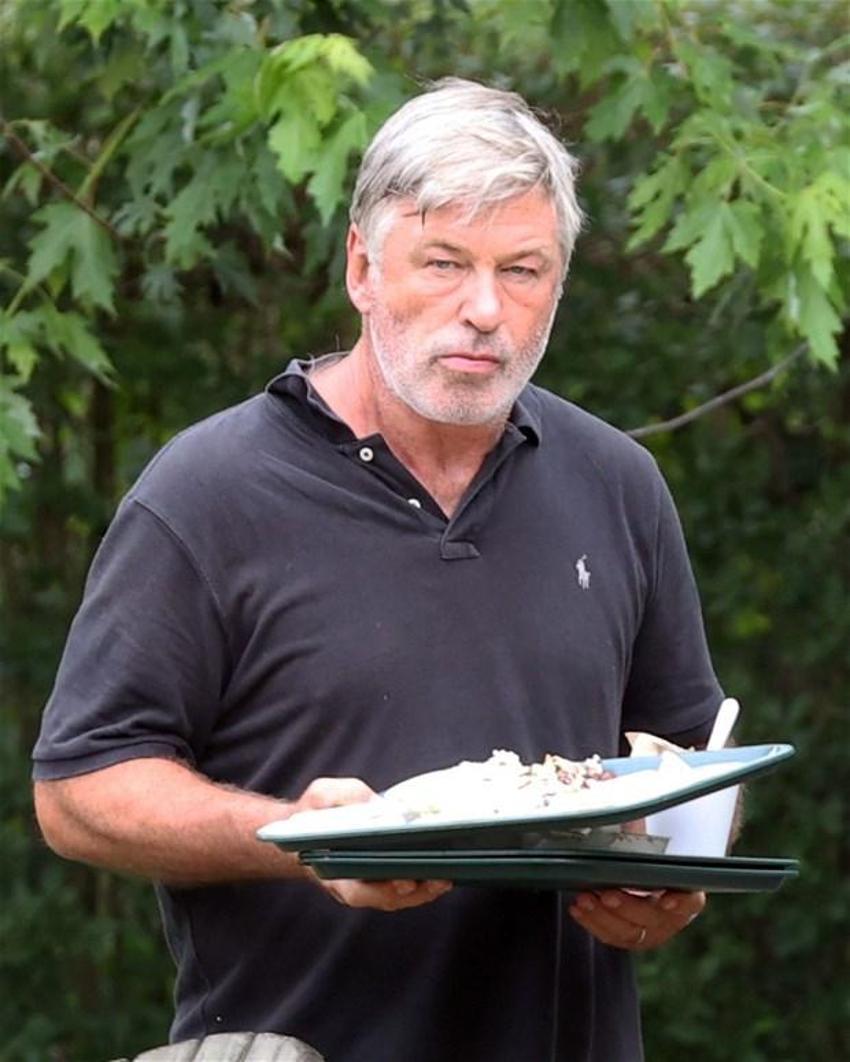 Alec Baldwin film setinde nasıl katil oldu? Kan donduran iddia: Silahı değiştirildi...