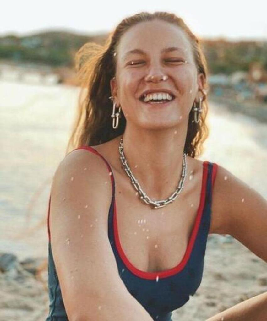 Serenay Sarıkaya dizi çekimi için gittiği Adana'dan ev bakıyor!