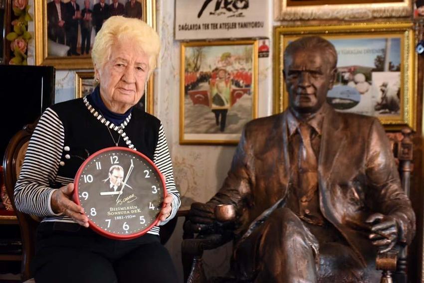 Evini Atatürk müzesine çevirdi: Tüm saatler 09.05'i gösteriyor
