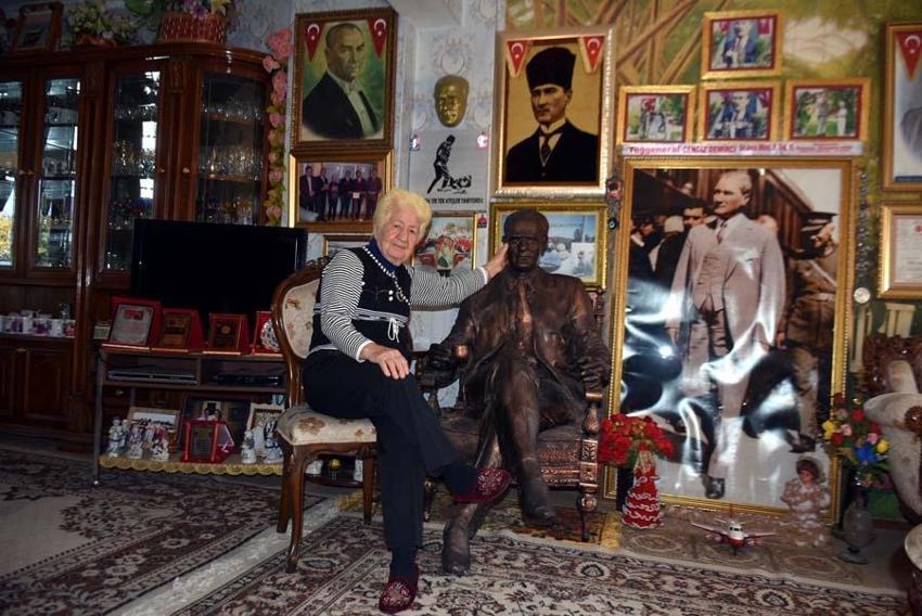 Evini Atatürk müzesine çevirdi: Tüm saatler 09.05'i gösteriyor