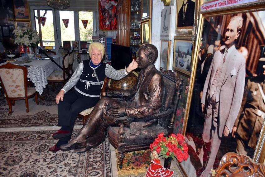 Evini Atatürk müzesine çevirdi: Tüm saatler 09.05'i gösteriyor
