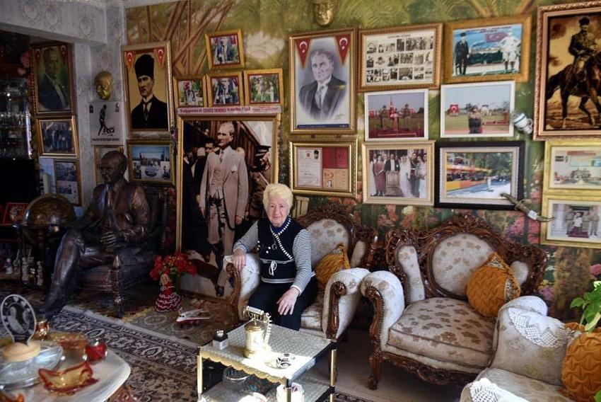 Evini Atatürk müzesine çevirdi: Tüm saatler 09.05'i gösteriyor