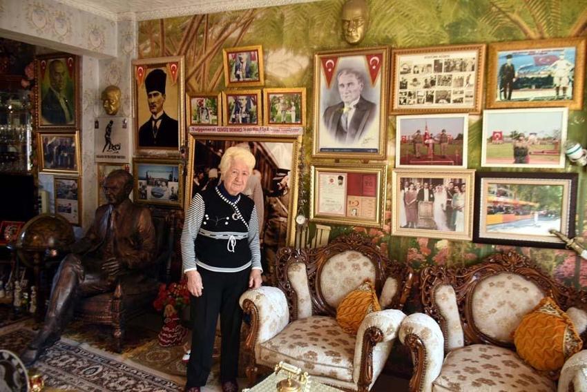Evini Atatürk müzesine çevirdi: Tüm saatler 09.05'i gösteriyor