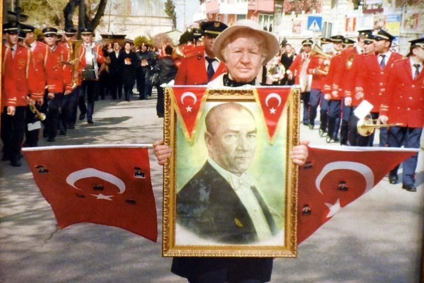 Evini Atatürk müzesine çevirdi: Tüm saatler 09.05'i gösteriyor
