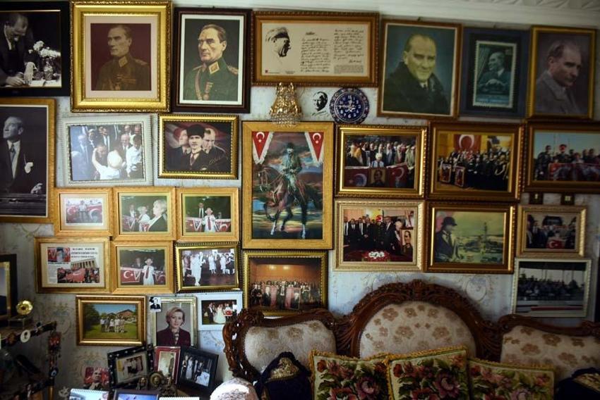 Evini Atatürk müzesine çevirdi: Tüm saatler 09.05'i gösteriyor