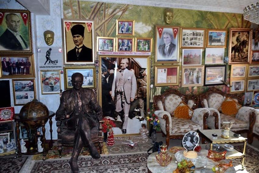 Evini Atatürk müzesine çevirdi: Tüm saatler 09.05'i gösteriyor