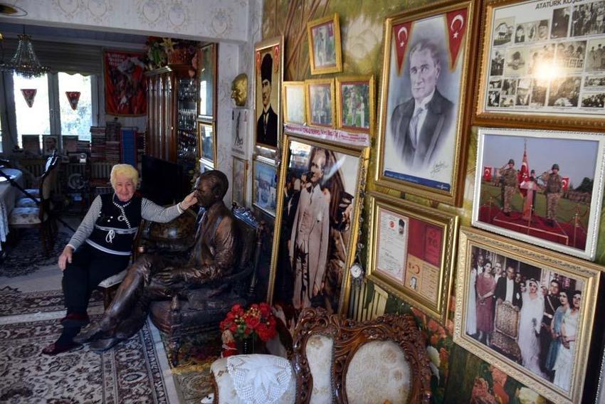 Evini Atatürk müzesine çevirdi: Tüm saatler 09.05'i gösteriyor