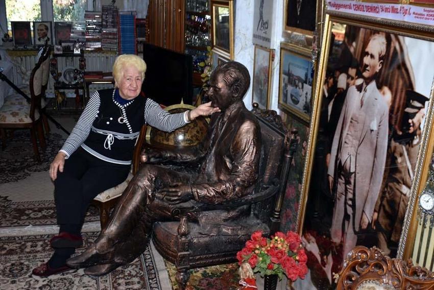 Evini Atatürk müzesine çevirdi: Tüm saatler 09.05'i gösteriyor