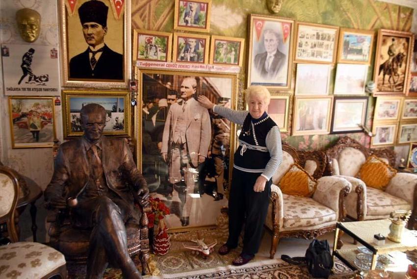 Evini Atatürk müzesine çevirdi: Tüm saatler 09.05'i gösteriyor