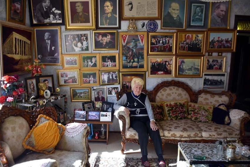 Evini Atatürk müzesine çevirdi: Tüm saatler 09.05'i gösteriyor