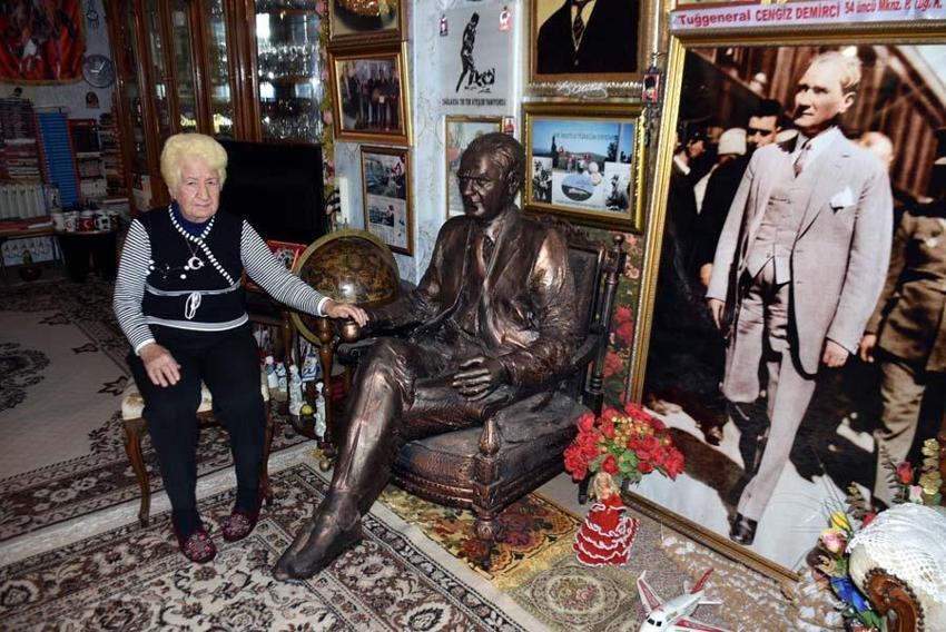Evini Atatürk müzesine çevirdi: Tüm saatler 09.05'i gösteriyor