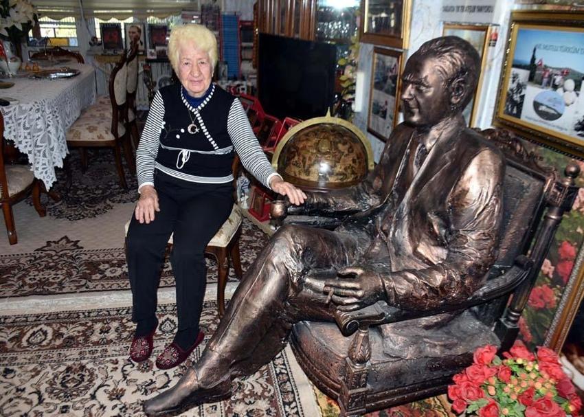 Evini Atatürk müzesine çevirdi: Tüm saatler 09.05'i gösteriyor