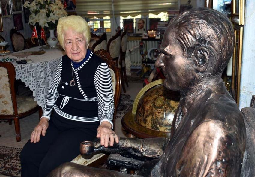 Evini Atatürk müzesine çevirdi: Tüm saatler 09.05'i gösteriyor