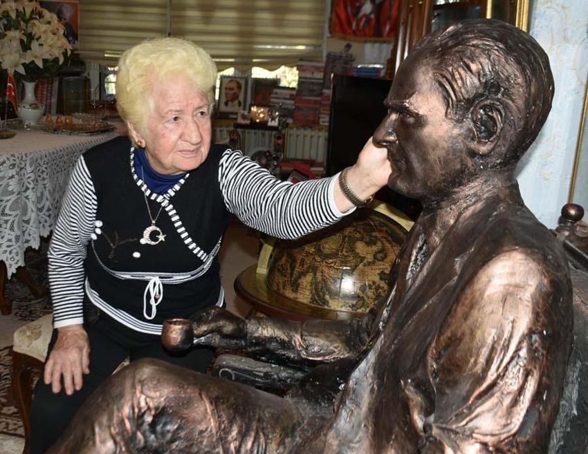 Evini Atatürk müzesine çevirdi: Tüm saatler 09.05'i gösteriyor