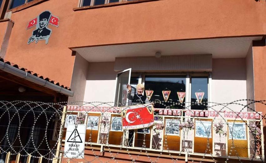 Evini Atatürk müzesine çevirdi: Tüm saatler 09.05'i gösteriyor
