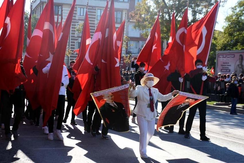 Evini Atatürk müzesine çevirdi: Tüm saatler 09.05'i gösteriyor