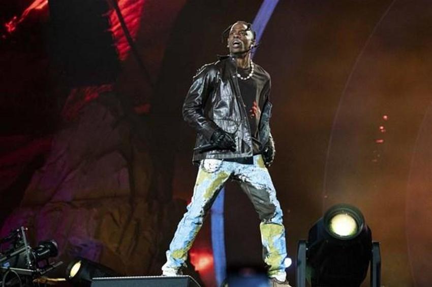 Kylie Jenner ve Kendall Jenner dünyayı şok etti! Travis Scott konserinde cesetlerin arasından maske ve kapüşon takarak...