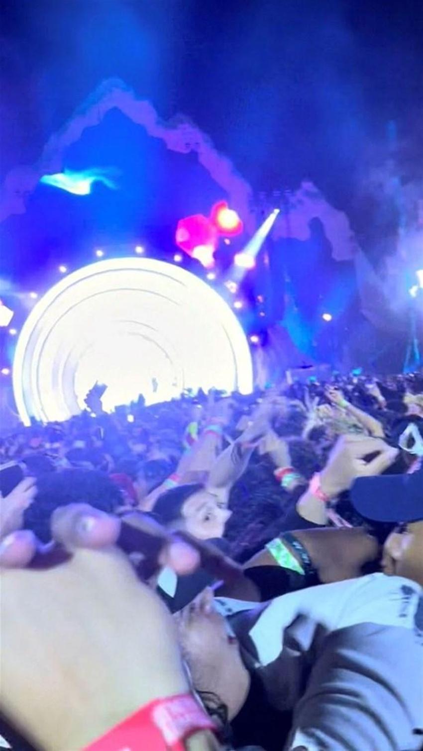Kylie Jenner ve Kendall Jenner dünyayı şok etti! Travis Scott konserinde cesetlerin arasından maske ve kapüşon takarak...