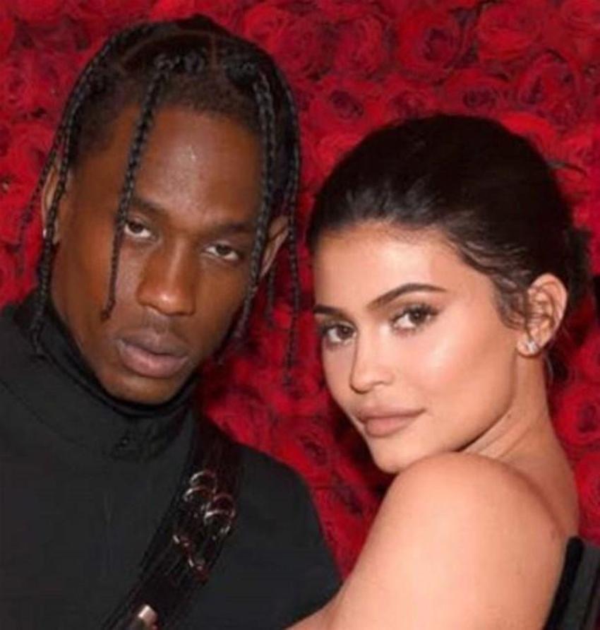 Kylie Jenner ve Kendall Jenner dünyayı şok etti! Travis Scott konserinde cesetlerin arasından maske ve kapüşon takarak...