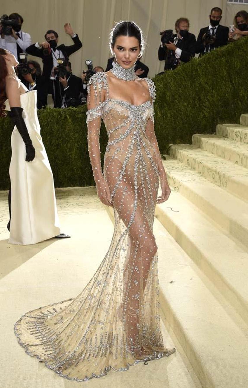 Kylie Jenner ve Kendall Jenner dünyayı şok etti! Travis Scott konserinde cesetlerin arasından maske ve kapüşon takarak...