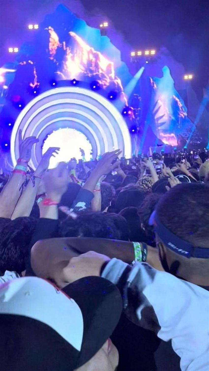 Kylie Jenner ve Kendall Jenner dünyayı şok etti! Travis Scott konserinde cesetlerin arasından maske ve kapüşon takarak...