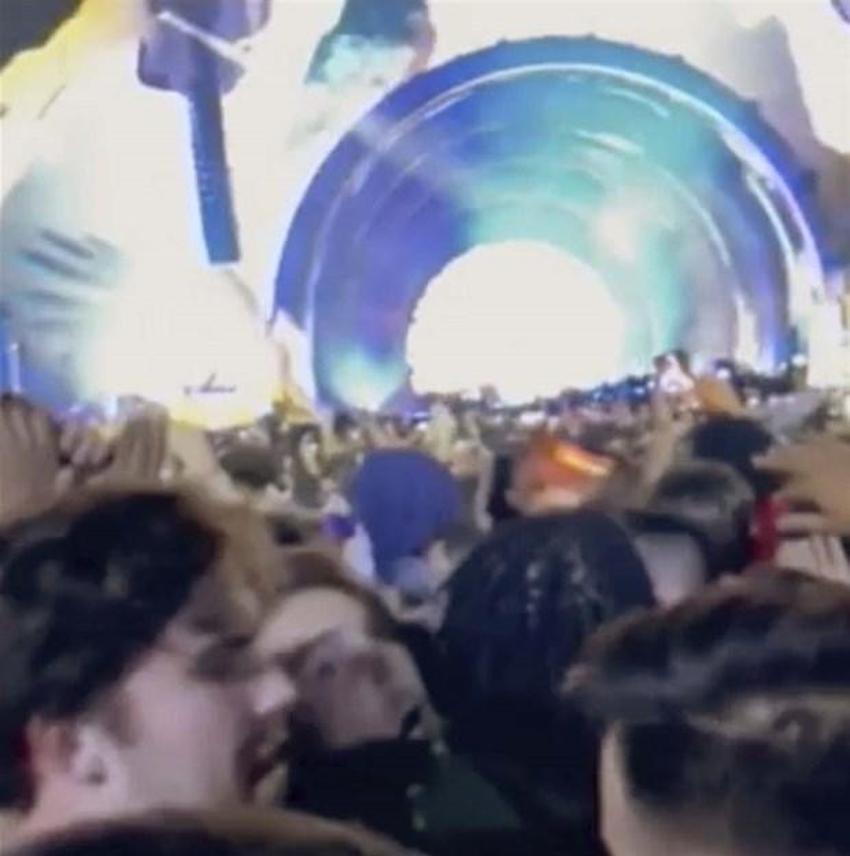 Kylie Jenner ve Kendall Jenner dünyayı şok etti! Travis Scott konserinde cesetlerin arasından maske ve kapüşon takarak...
